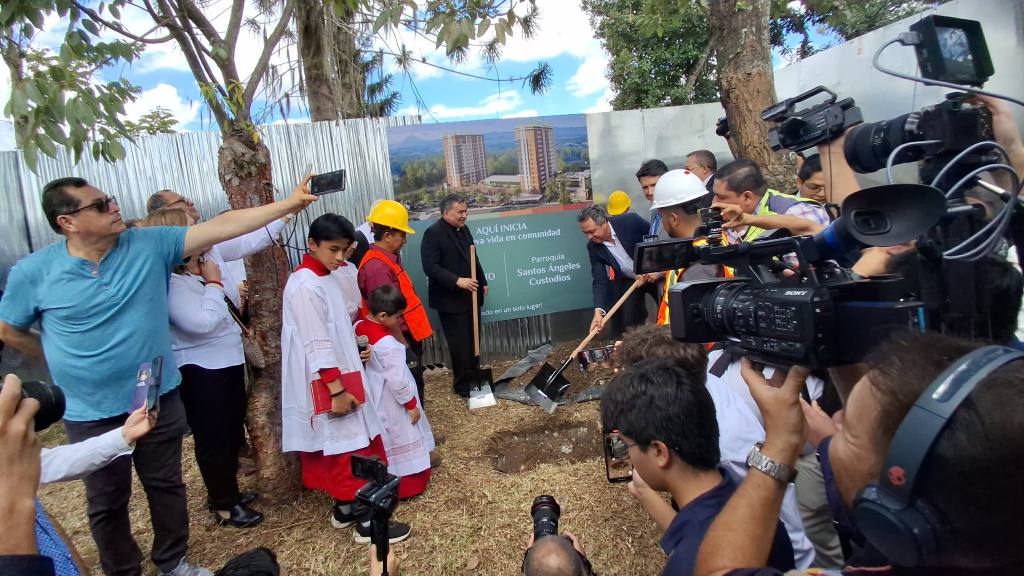 Instalan primera piedra de la Parroquia Santos Ángeles Custodios | Álex Meoño