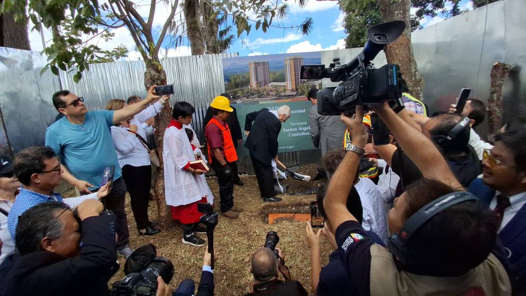 Instalan primera piedra de la Parroquia Santos Ángeles Custodios | Álex Meoño