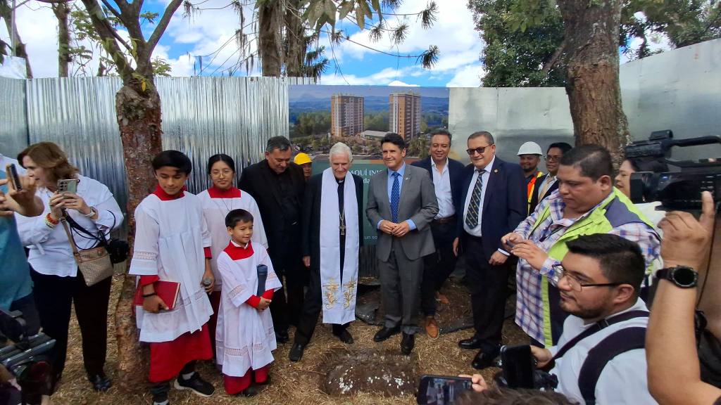 Instalan primera piedra de la Parroquia Santos Ángeles Custodios | Álex Meoño