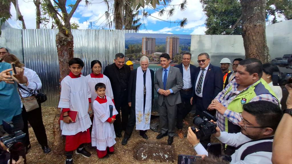 Instalan primera piedra de la Parroquia Santos Ángeles Custodios | Álex Meoño