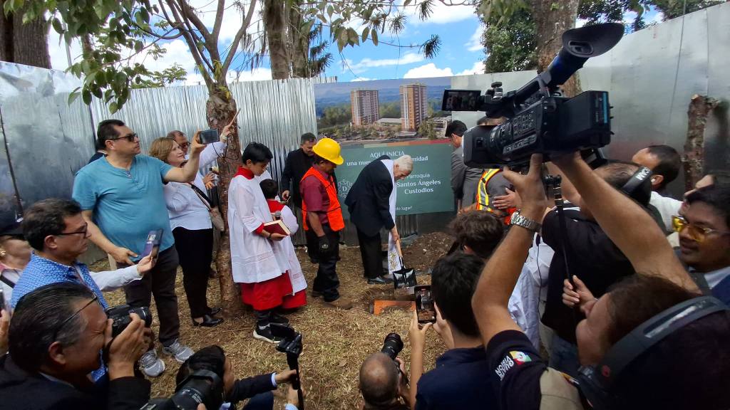 Instalan primera piedra de la Parroquia Santos Ángeles Custodios | Álex Meoño