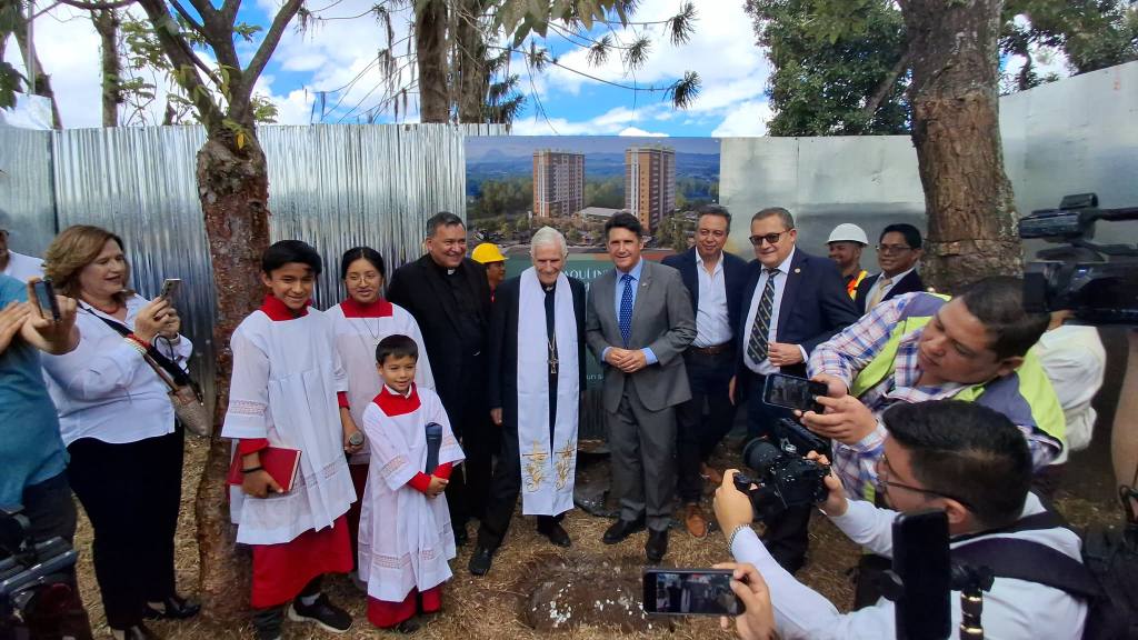 Instalan primera piedra de la Parroquia Santos Ángeles Custodios | Álex Meoño