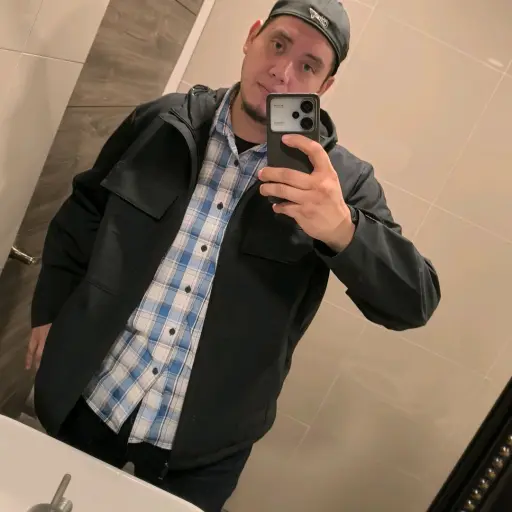 El tiktoker guatemalteco @guskike88 se dedica a interprentar canciones en lenguaje de señas. ,Redes sociales.