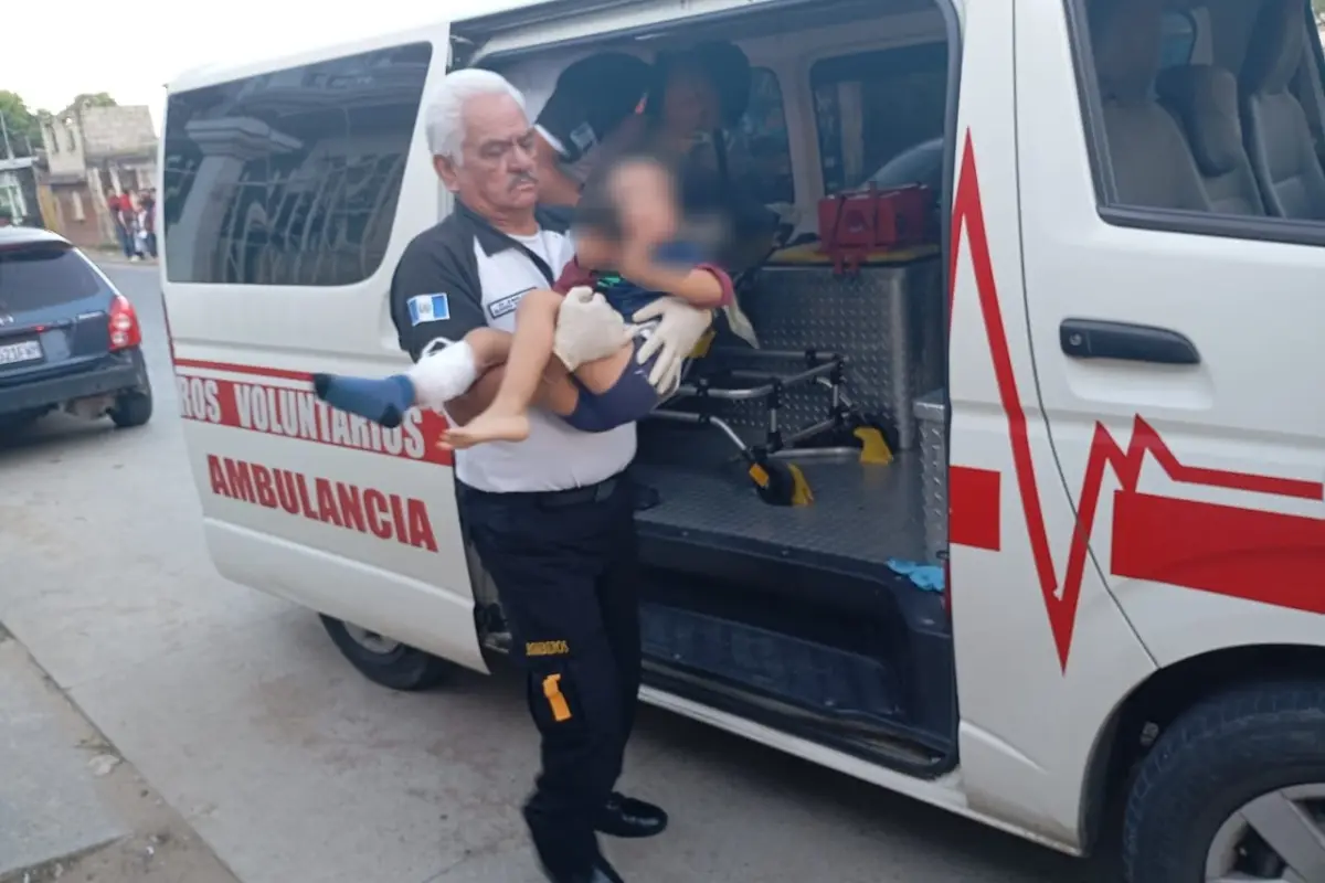 El menor herido fue llevado al IGSS, mientras su abuelita falleción por las heridas de bala que sufrió., Bomberos Voluntarios.