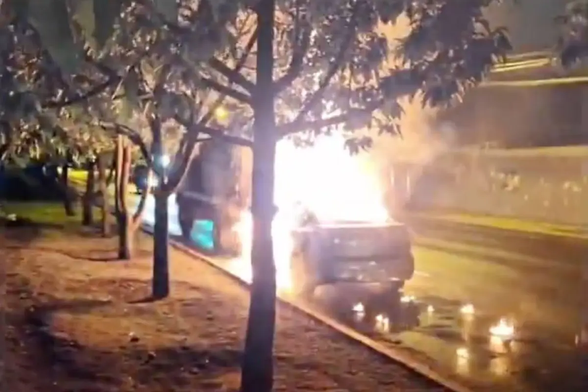 El fuego se inició después de una colisión entre un carro y un camión., Bomberos Municipales