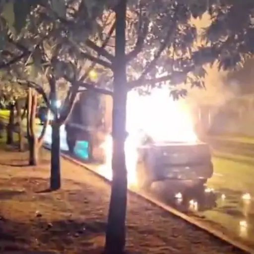 El fuego se inició después de una colisión entre un carro y un camión. ,Bomberos Municipales