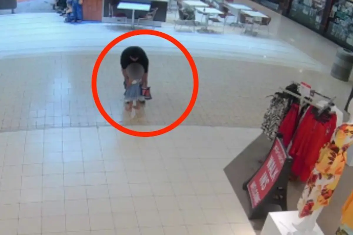 Joven secuestra a menor de edad en plaza comercial., Captura de pantalla video X.