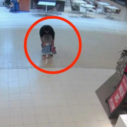 Joven secuestra a menor de edad en plaza comercial. ,Captura de pantalla video X.