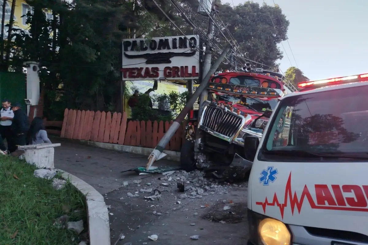 La unidad de transporte colisionó contra un poste., Bomberos Voluntarios