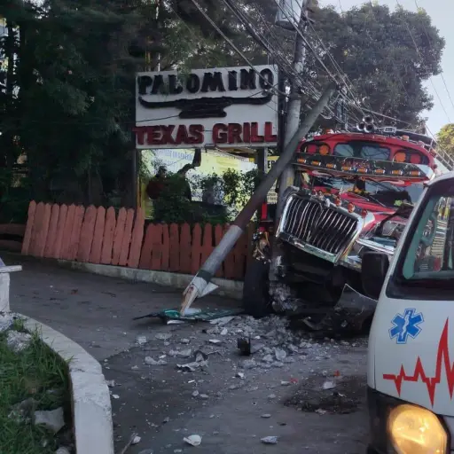 La unidad de transporte colisionó contra un poste. ,Bomberos Voluntarios