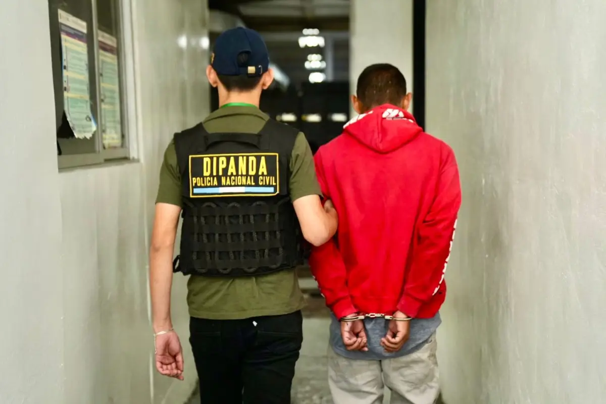 El presunto extorsionista fue sorprendido cuando recibía el paquete con el dinero requerido bajo amenazas., PNC