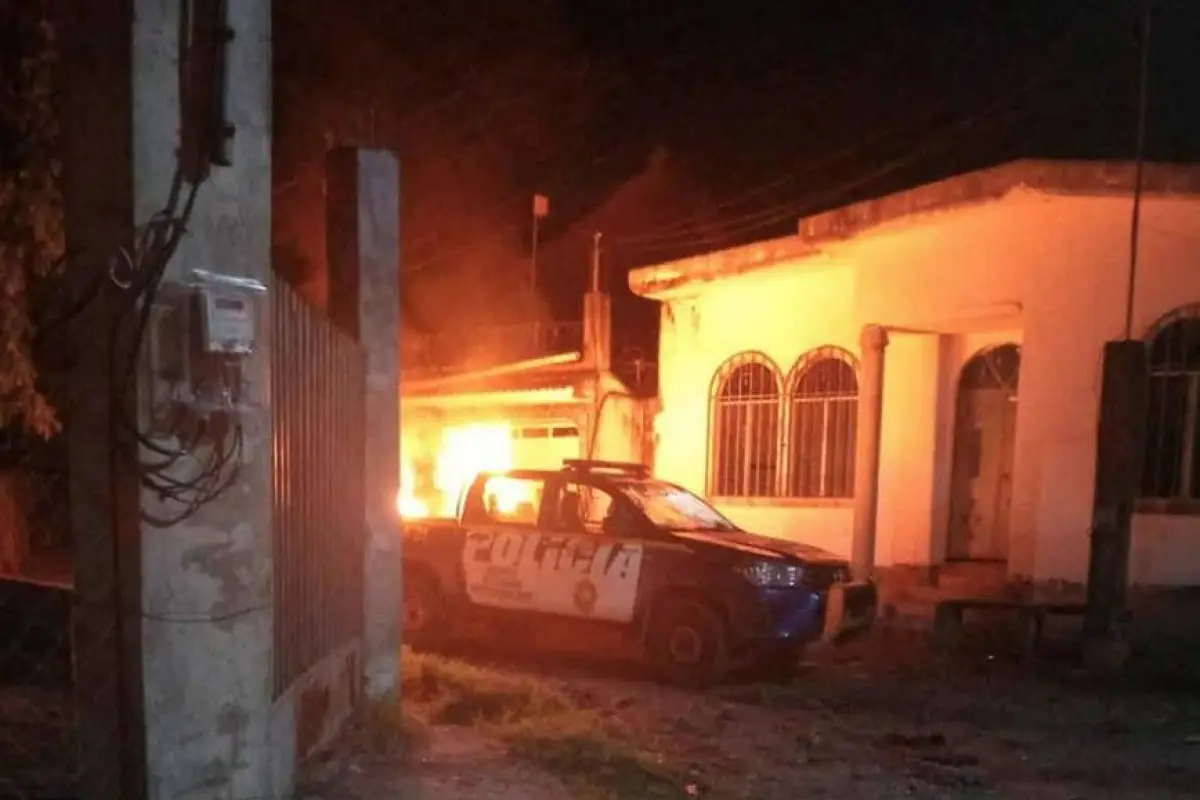 Los pobladores generaron una serie de daños en el juzgado e incendiaron un autopatrulla policial., Medios locales
