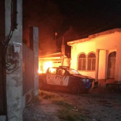 Los pobladores generaron una serie de daños en el juzgado e incendiaron un autopatrulla policial. ,Medios locales