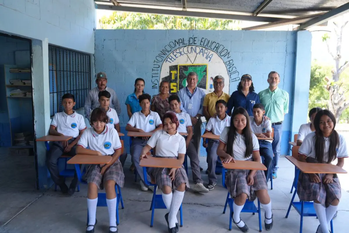 Solar El Progreso realizó la entrega de 250 escritorios escolares a cuatro centros educativos ubicados en San Francisco El Rosario, El Retozadero y Tierra Blanca., Cortesía