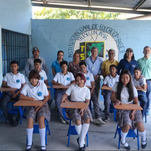 Solar El Progreso realizó la entrega de 250 escritorios escolares a cuatro centros educativos ubicados en San Francisco El Rosario, El Retozadero y Tierra Blanca. ,Cortesía
