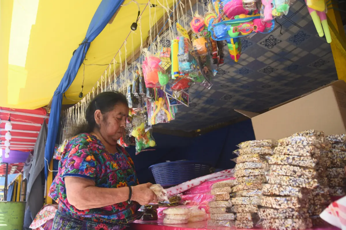 Pancha Salazar tiene más de 40 años de vender dulces., Foto Omar Solís