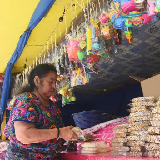 Pancha Salazar tiene más de 40 años de vender dulces. ,Foto Omar Solís