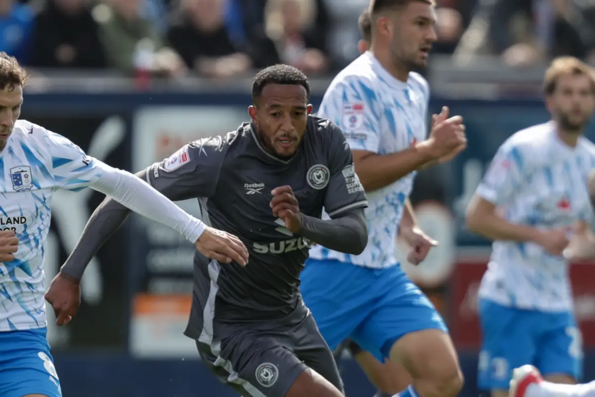 Nathaniel Méndez-Laing en el partido entre Barrow y MK Dons - MK Dons