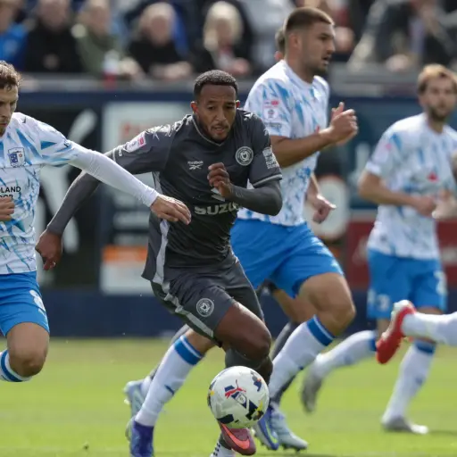 Nathaniel Méndez-Laing en el partido entre Barrow y MK Dons - MK Dons