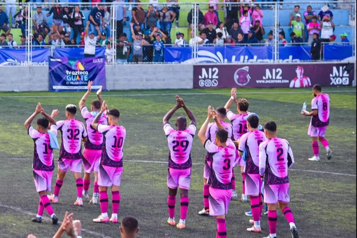 Deportivo Mixco le aplaude a su afición - Mixco