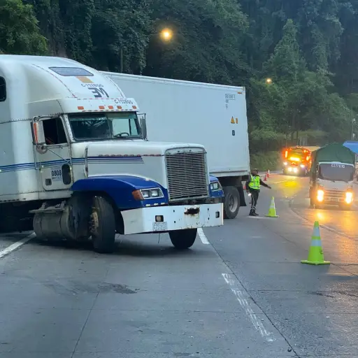 El transporte pesado genera atraso en la ruta al Pacífico, pero la PMT de Villa Nueva trabaja para agilizar el paso.  ,PMT de Villa Nueva.