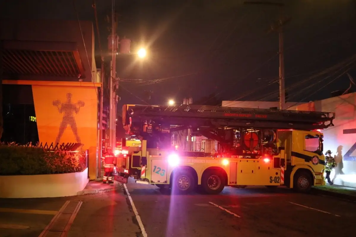 Bomberos Municipales acudieron al sector para evitar que las llamas llegaran hasta otras bodegas del sector., Bomberos Municipales. 