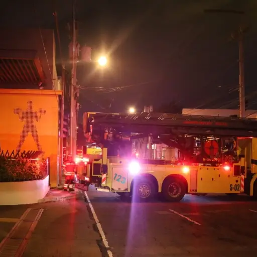 Bomberos Municipales acudieron al sector para evitar que las llamas llegaran hasta otras bodegas del sector. ,Bomberos Municipales. 