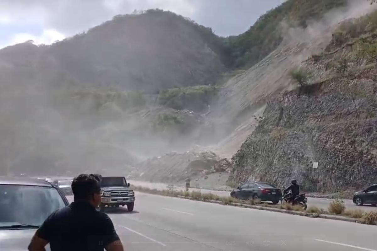 Derrumbe detiene el paso en kilómetro 63 de ruta al Atlántico