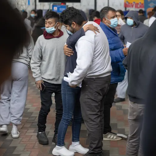 Fotografía de archivo, tomada el pasado 15 de abril, de un grupo de migrantes guatemaltecos, al saludar a sus familiares, luego de descender de un avión proveniente de Estados Unidos tras ser deportados, en Ciudad de Guatemala , EFE/David Toro