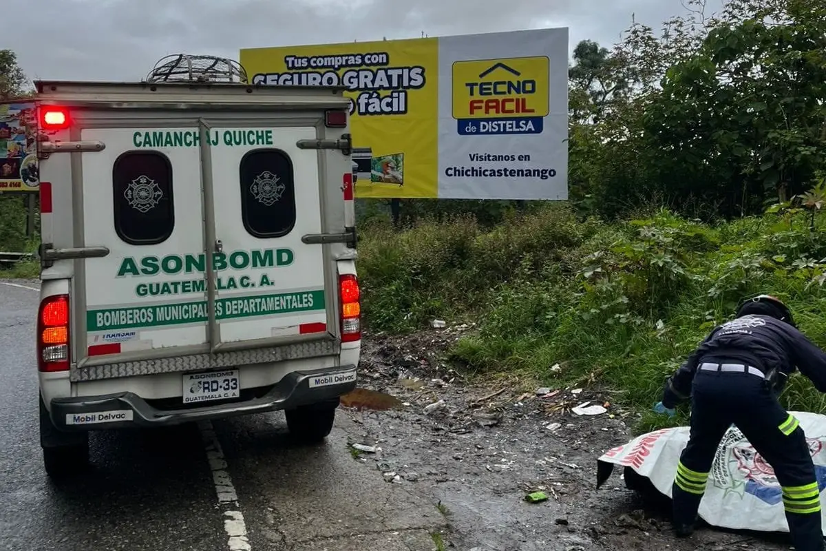 Los rescatistas pidieron el apoyo de la PNC y MP para coordinar el retiro del hombre fallecido., Bomberos Municipales Departamentales. 