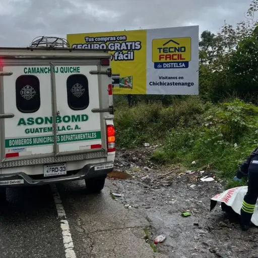 Los rescatistas pidieron el apoyo de la PNC y MP para coordinar el retiro del hombre fallecido. ,Bomberos Municipales Departamentales. 