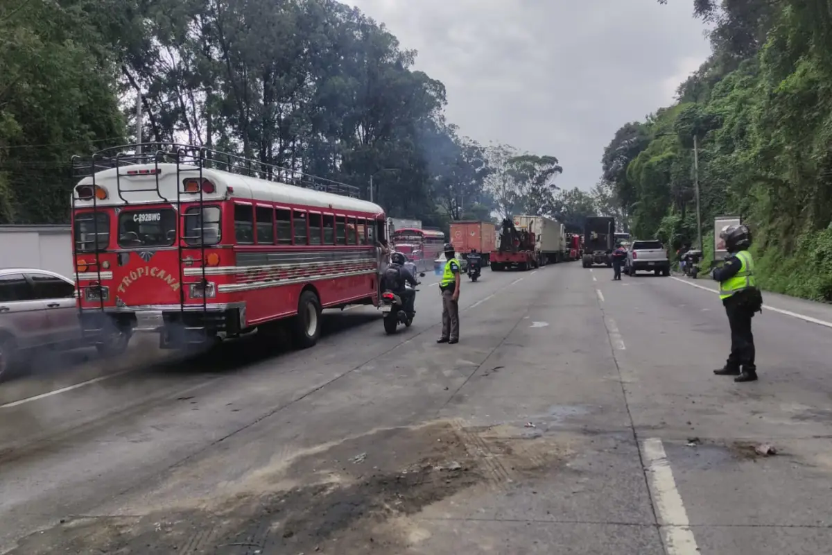 El paso quedó liberado, tras varias horas de trabajo de la PMT y otras autoridades de la localidad., PMT de Villa Nueva.