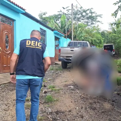 Investigadores y trabajadores de la PGN realizaron el operativo en un callejón de terracería. ,PNC de Guatemala.