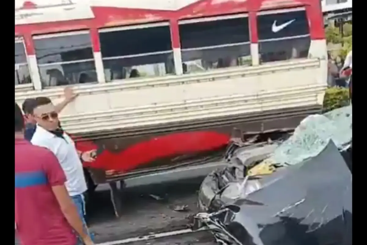 El accidente causó serios daños en dos de los carros involucrados. , Captura de pantalla. 
