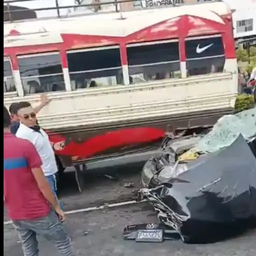 El accidente causó serios daños en dos de los carros involucrados.  ,Captura de pantalla. 
