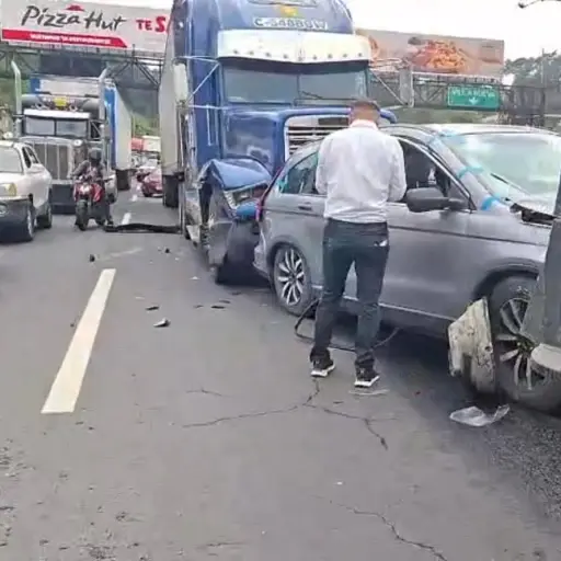 El choque bloquea el paso en la ruta al Pacífico. ,PMT de Villa Nueva.