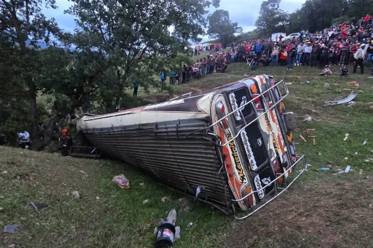 El autobús cayó por una hondonada, dejando el saldo de una mujer fallecida y al menos 25 heridos., Bomberos Voluntarios.