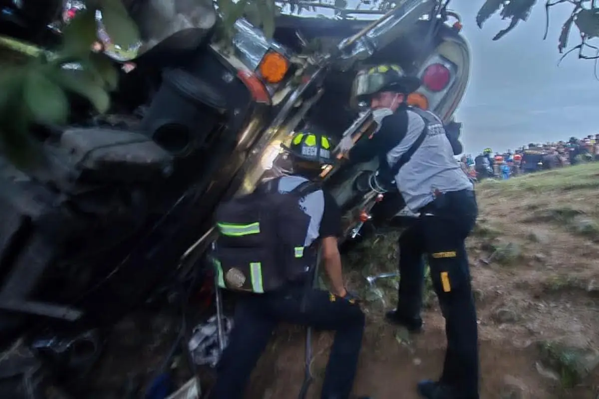 Los cuerpos de rescate trasladaron a unos 25 heridos al hospital más cercano., Bomberos Voluntarios.