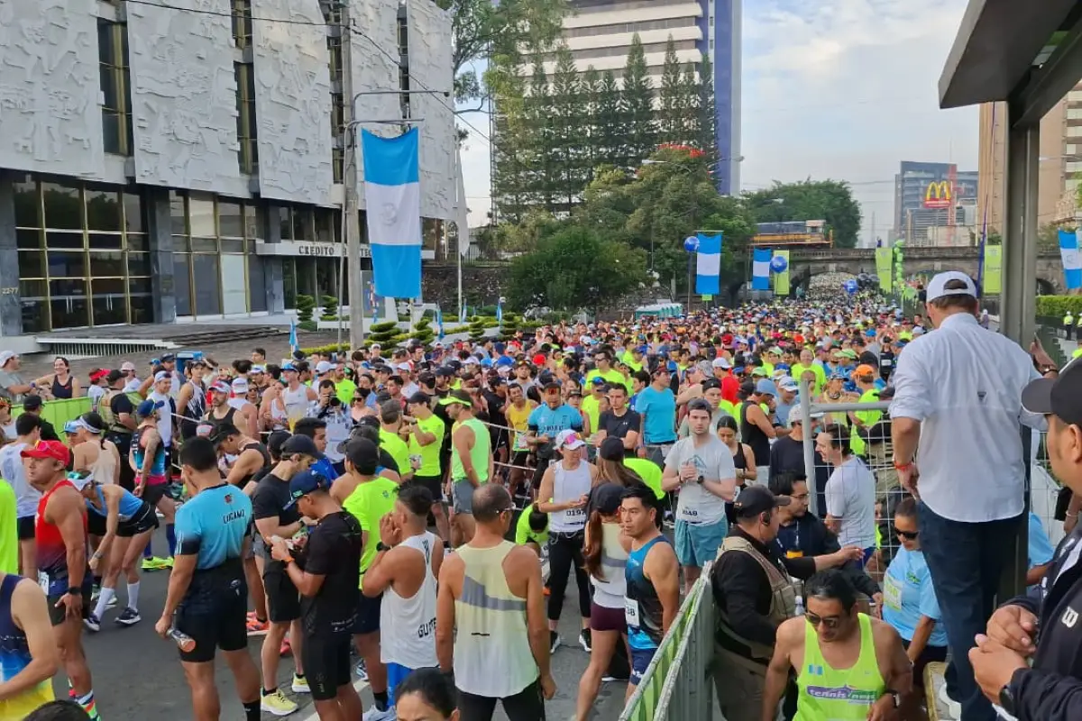 Una gran cantidad de corredores se concentró en la Ciudad de Guatemala para la carrera de los 21K., Alex Meoño 