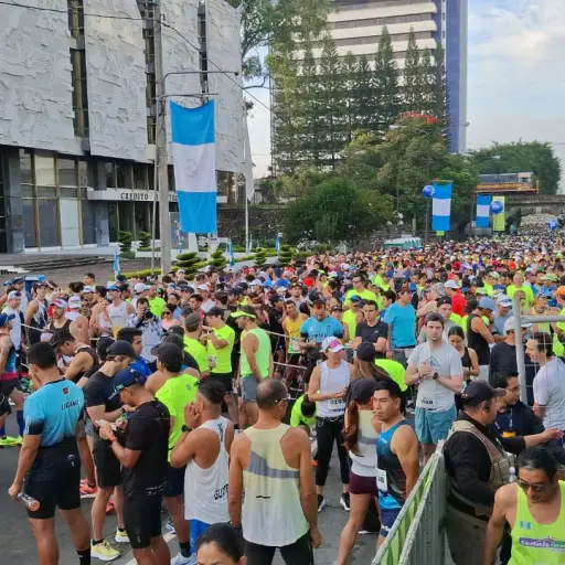 Una gran cantidad de corredores se concentró en la Ciudad de Guatemala para la carrera de los 21K. ,Alex Meoño 