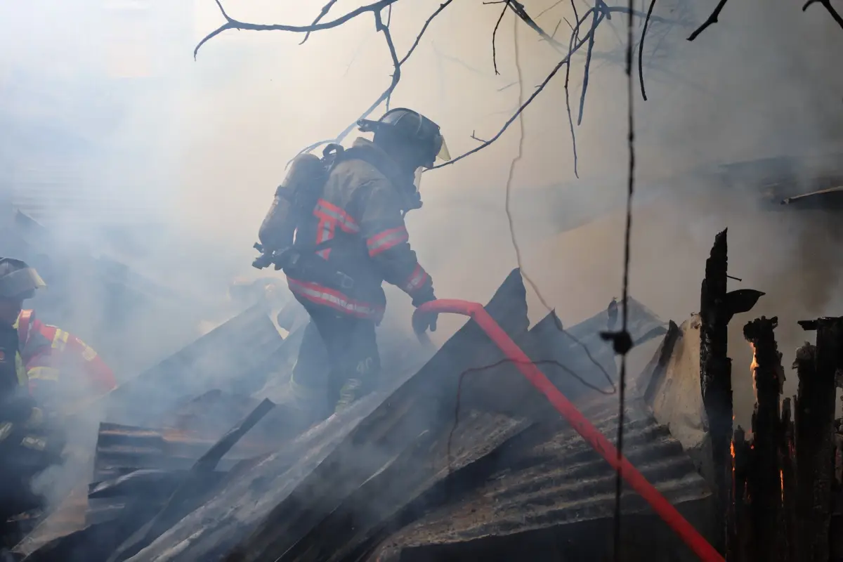 Bomberos Voluntarios reportaron que el fuego consumió la vivienda en su totalidad., Bomberos Voluntarios.