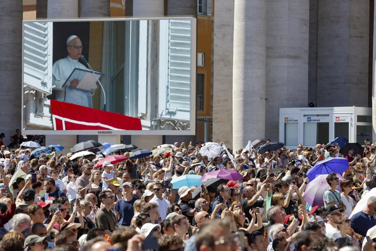 El papa León XIV en una pantalla mientras dirige la oración del Ángelus desde una ventana con vistas a la Plaza de San Pedro, en la Ciudad del Vaticano, el 31 de agosto de 2025,  EFE/EPA/FABIO FRUSTACI
