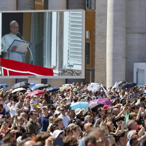El papa León XIV en una pantalla mientras dirige la oración del Ángelus desde una ventana con vistas a la Plaza de San Pedro, en la Ciudad del Vaticano, el 31 de agosto de 2025 , EFE/EPA/FABIO FRUSTACI