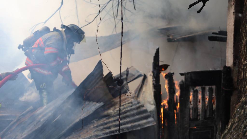 Incendio consume vivienda en la zona 6 capitalina.  | Bomberos Voluntaros 