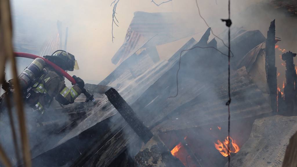 Incendio consume vivienda en la zona 6 capitalina.  | Bomberos Voluntaros 