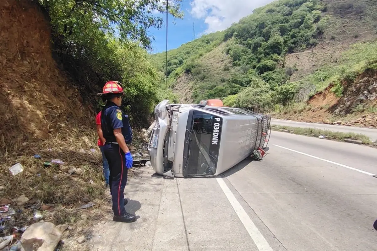 Los cinco heridos fueron llevados al Hospital de Guastatoya., Bomberos Municipales Departamentales. 