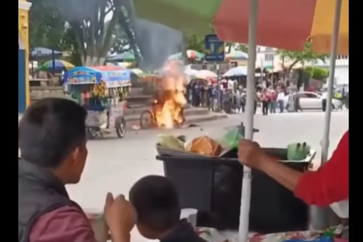 La explosión ocurrió luego de un incendio preliminar. La explosión ocurrió ante cientos de curiosos., Captura de pantalla. 