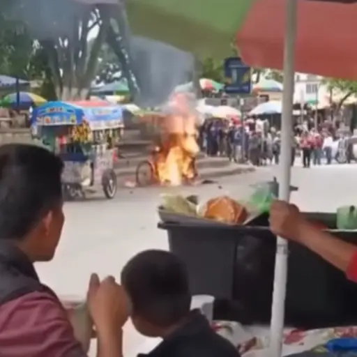 La explosión ocurrió luego de un incendio preliminar. La explosión ocurrió ante cientos de curiosos. ,Captura de pantalla. 