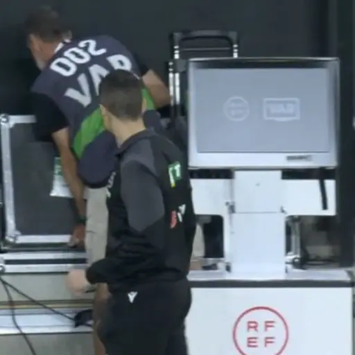 Fallas en el VAR durante Rayo Vallecano-Barcelona 