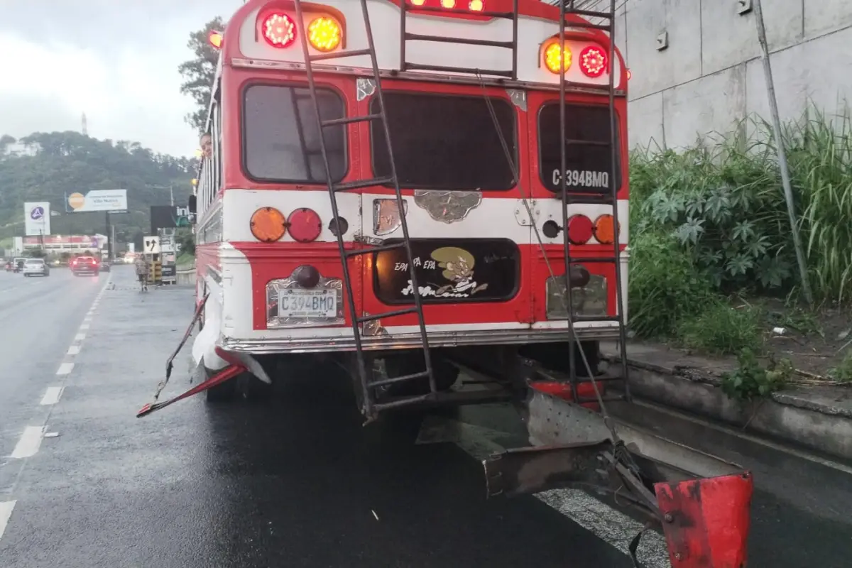 La unidad de transporte sufrió daños menores tras el accidente de tránsito causado por el asfalto mojado., Dalia Santos / PMT de Villa Nueva.